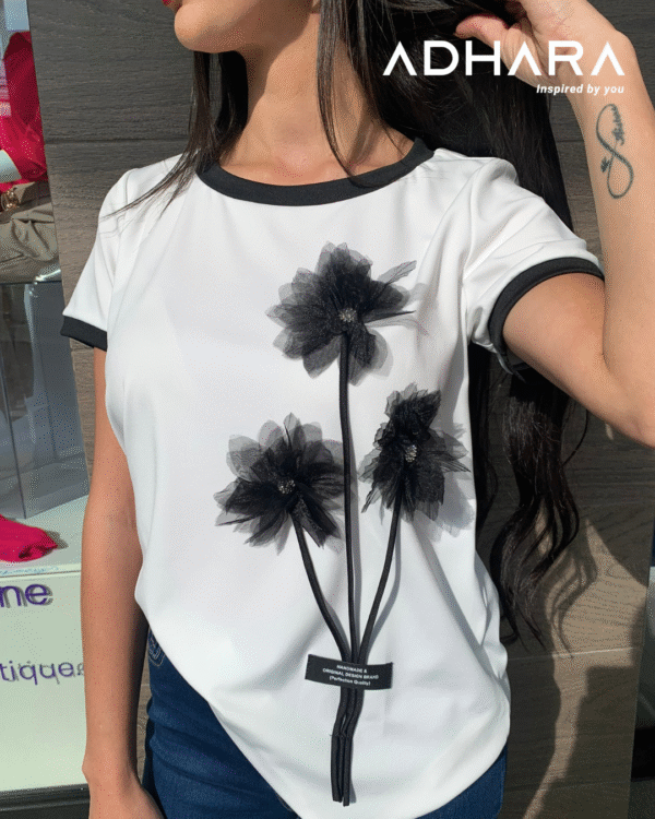 Blusa Blanca y Negra con Flor 3D 2905