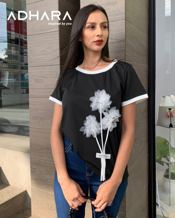 Blusa Blanca y Negra con Flor 3D 2905 - Image 3